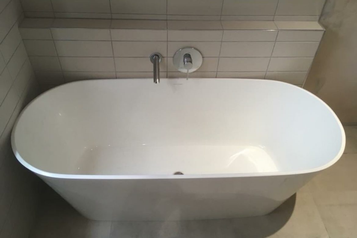 Stylish double ended bath