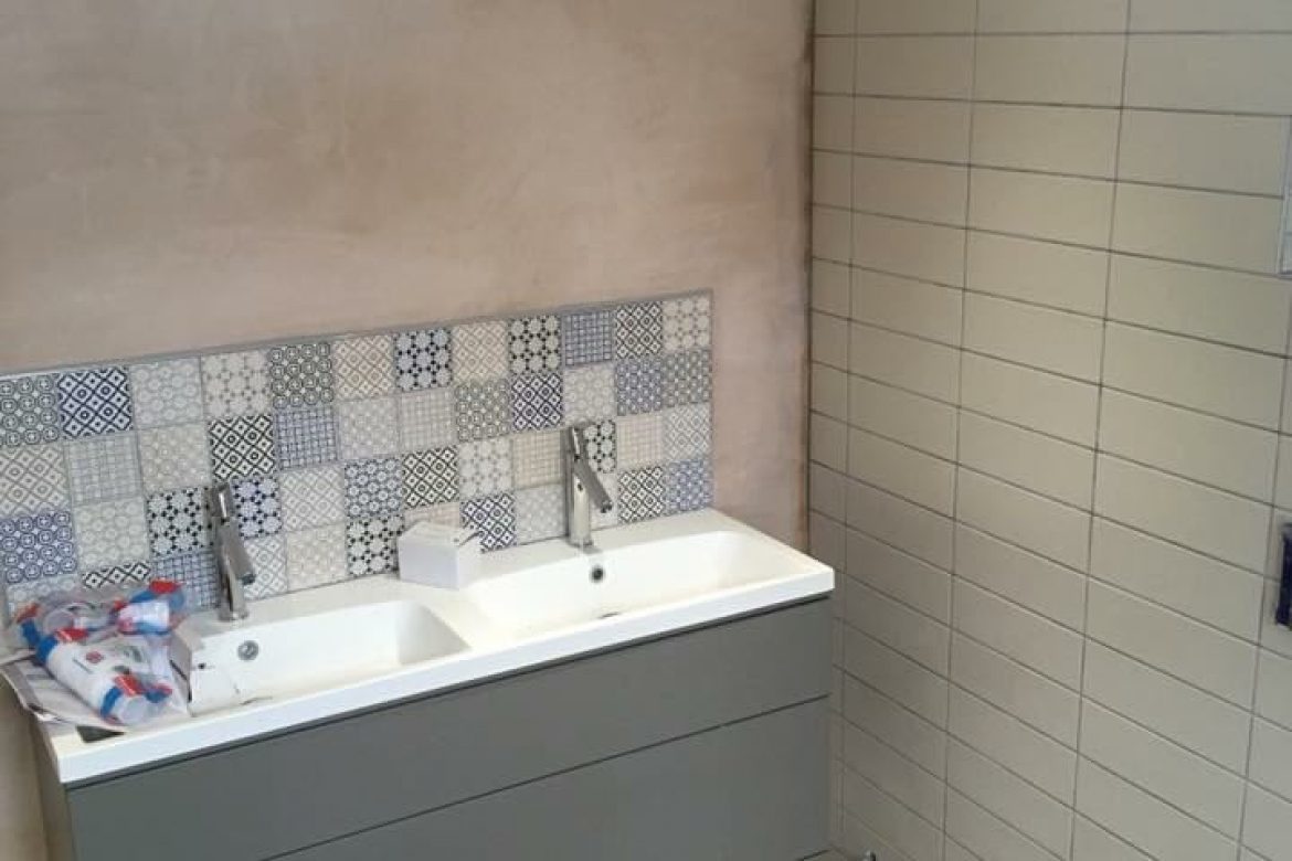 Twin wall mounted sink without radiator